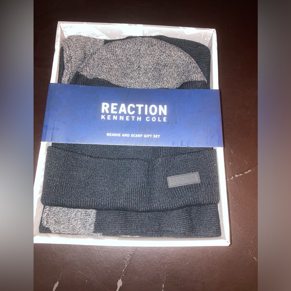Kenneth Cole Reaction. Beanie and scarf set.